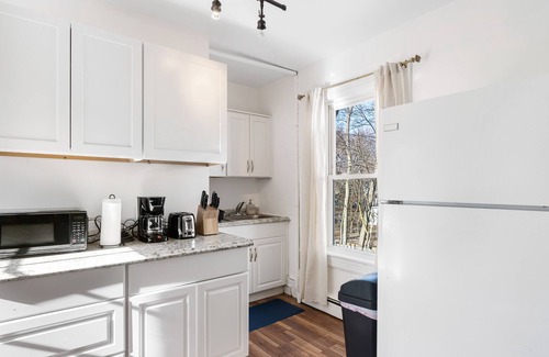 Poughkeepsie House | Country Getaway| Free parking | Centrally Located