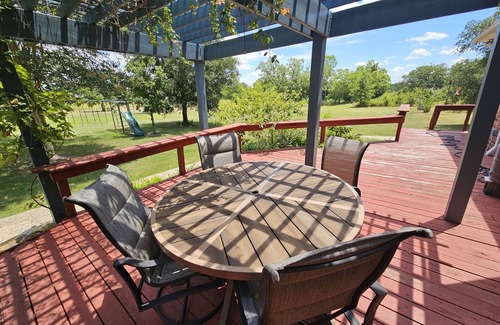 Country Properties Apartment | Country Getaway Close To Campus-Garage Apartment Kyle Gameday Rental