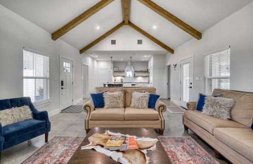 Washington Apartment | Country Gold ~ Aggieland Vacation Rentals