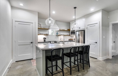 Washington Apartment | Country Gold ~ Aggieland Vacation Rentals