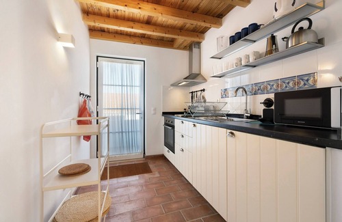 Donalda Villa | Country House "Bartolomeu Cottage" with Mountain View, Shared Pool & Wi-Fi