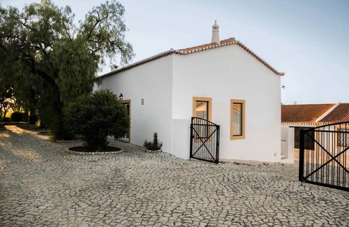 Donalda Villa | Country House "Bartolomeu Cottage" with Mountain View, Shared Pool & Wi-Fi