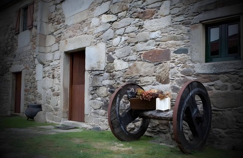 Curtis House | Country House 'Casa De Barreiro' with Mountain View, Private Pool and Wi-Fi