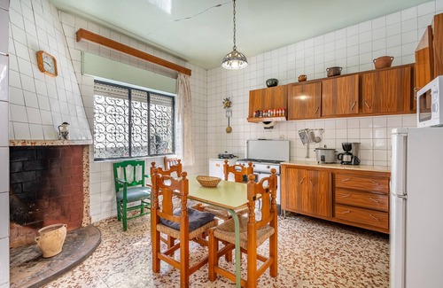 Padul House | Country House 'Casa Solariega Con Encanto' with Mountain View, Private Terrace and Wi-Fi