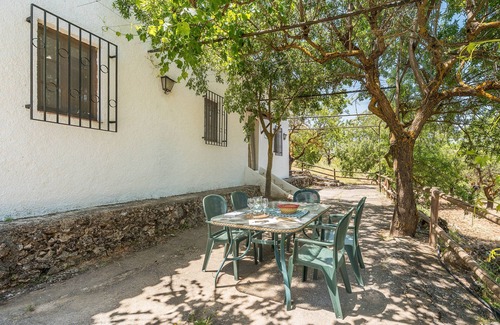 La Zubia House | Country House 'El Almendro' with Mountain Views, Shared Pool and Wi-Fi