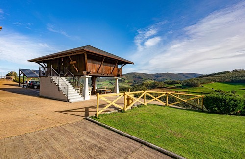 Vegadeo House | Country House 'El Desvan De Alborada Del Eo' with Mountain View, Wi-Fi and Air Conditioning