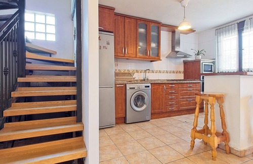 Onzonilla House | Country House 'Kely' with Private Terrace, Private Garden and Wi-Fi