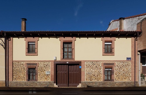 Cimanes del Tejar House | Country House 'El Capricho Del Tejar' with Shared Pool, Private Terrace and Wi-Fi