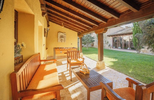 Uruena House | Country House 'La Anunciada' with Lake View and Private Garden