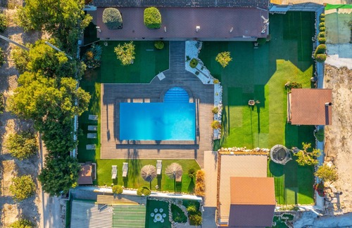 Castillo de Montemar Villa | Country House 'Los Caleros' with Lake View, Private Pool and Wi-Fi