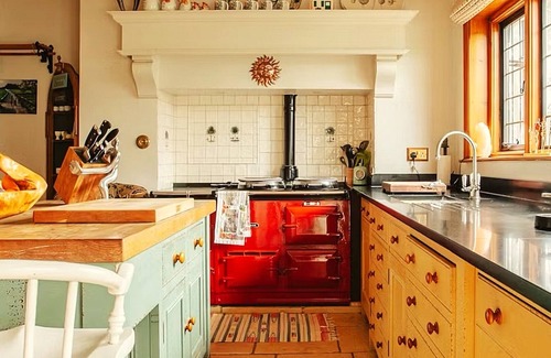 Chilworth House | Country House on Surrey Village Cricket Green