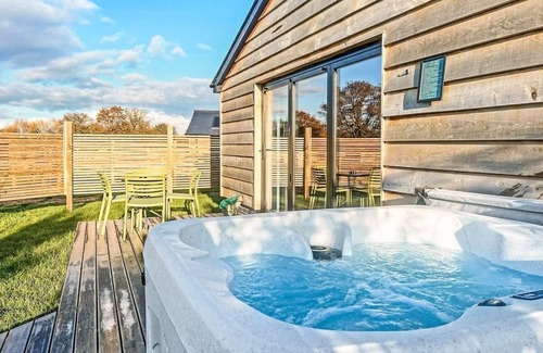 Attleborough Ski Chalet | Country Lodge Deluxe