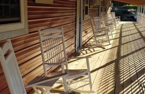 Baxley House | Country motel come relax 5 room