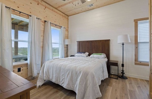San Marcos Cabin | Country oasis w/view in convenient location!