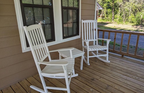 Anderson County House | Countryside Cowboy Cabin is only minutes from Frankston and pet friendly!.