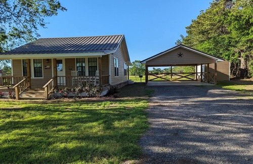 Anderson County House | Countryside Cowboy Cabin is only minutes from Frankston and pet friendly!.