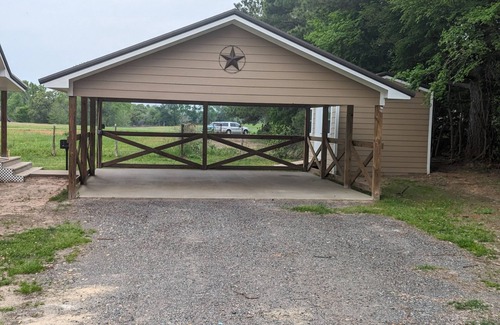 Anderson County House | Countryside Cowboy Cabin is only minutes from Frankston and pet friendly!.