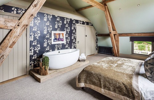 Godalming House | countryside Luxury Barns & Spa estate Pool Sauna gym in Surrey 1 hour to London