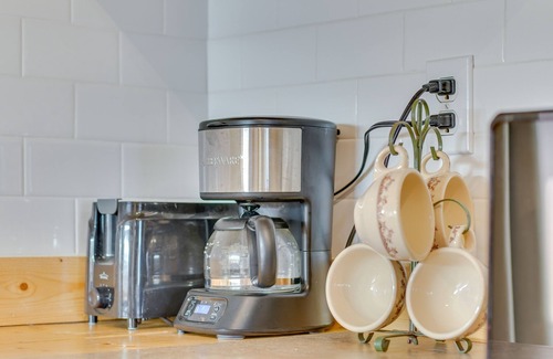 Bates Apartment | Countryside Tiny Home in Cameron ~ 5 Mi to Poteau!