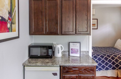 Bloomfield House | Couple`s Romantic PEC Getaway