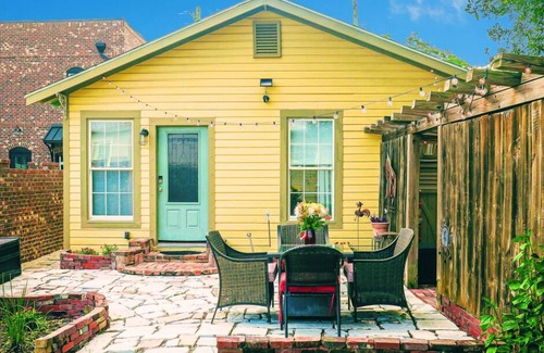 Old East Hill House | Couples/Downtown/EZ 2 beaches/patio/free parking