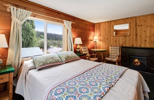 Deer Harbor House | Couples retreat close to the marina & park