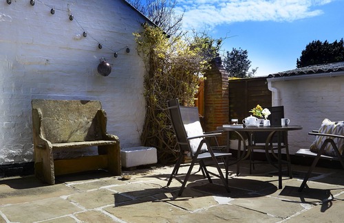 Hunmanby House | COURTYARD COTTAGE, pet friendly, with open fire in Hunmanby