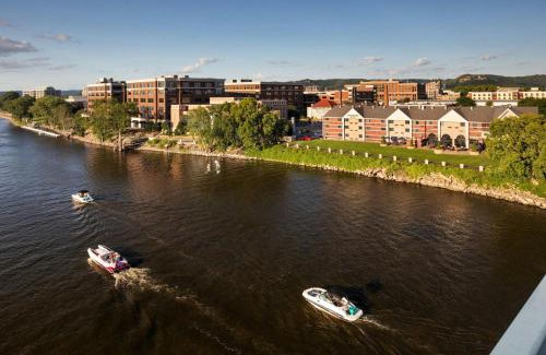 Historic Downtown La Crosse Hotel | Courtyard La Crosse Downtown/Mississippi Riverfront