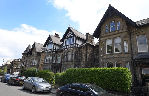 Harrogate Apartment | Courtyard Mews - 2 En-suite Super-king Bedrooms - Courtyard Garden - Harrogate