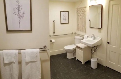 Durham Hotel | Coveted Public House suite, food trucks & craft beer on site, walk to UNH & town
