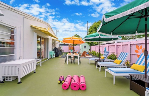 Hallandale Beach House | CowboyPool, MiniGolf, Arcade, Firepit, PingPong! Hallandale Beach Gem