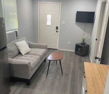 Washington Ave./ Memorial Park House | Cozy 1 bed close to downtown