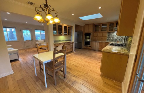 Sunset Park Apartment | Cozy 1-bedroom apartment in delightful Santa Monica with AC, WiFi.
