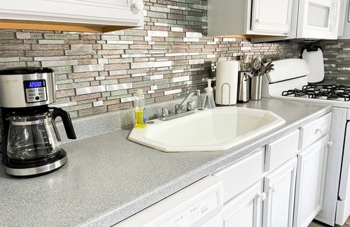 Westwood Apartment | Cozy 1-bedroom apartment with AC and WiFi. Cozy and stylish space offers comfort