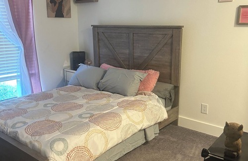 East Forest Apartment | Cozy 1-bedroom apartment 15mins from uptown. Includes Gym, Lake View, & pool.