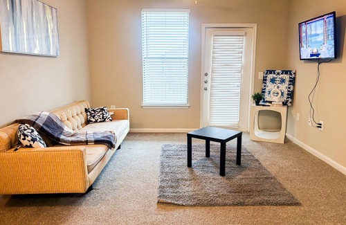 Barker Apartment | Cozy 1-Bedroom Apartment In Houston with AC, Fitness Room, WiFi, & More.