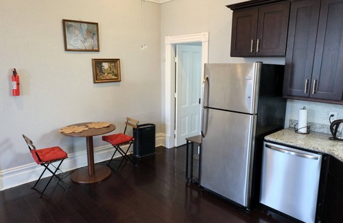Downtown Oakland Apartment | Cozy 1-bedroom apartment in uptown Oakland, pet-friendly with off-street parking