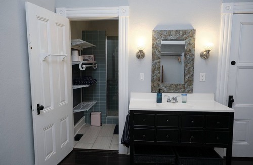 Downtown Oakland Apartment | Cozy 1-bedroom apartment in uptown Oakland, pet-friendly with off-street parking