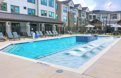 Sherman Apartment | Cozy 1-bedroom apartment, gym, pool, WiFi, washer dryer, great location