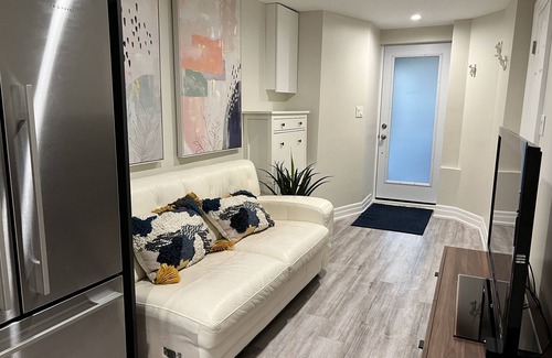 Palmerston - Little Italy House | Cozy 1 bedroom Apt in the Annex. Great Locationn