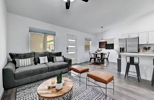 Austin Condo | Cozy 1-bedroom condo in awesome Austin with AC