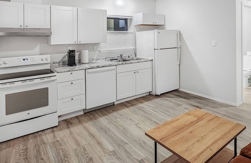 Kenmore House | Cozy 1-bedroom Guest house with AC, WiFi in charming Kenmore