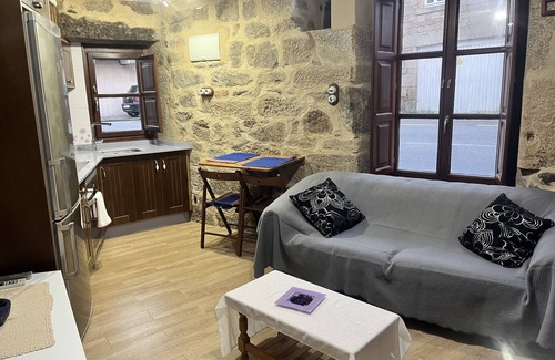 Padron House | Cozy 1-bedroom house in serene Padrón with WiFi, AC