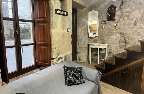 Padron House | Cozy 1-bedroom house in serene Padrón with WiFi, AC