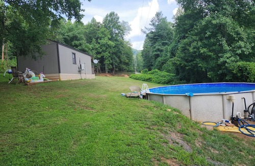 Piper Gap House | Cozy 1-bedroom house in awesome Lambsburg with WiFi, AC , swimming pool.