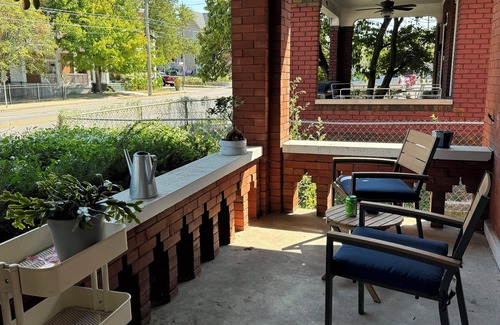 Latonia Apartment | Cozy 1-bedroom lovenest in Covington with AC, WiFi pet-friendly fenced backyard