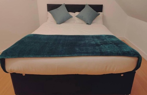 Syon Apartment | Cozy 1-Bedroom Retreat