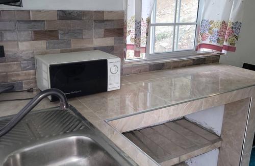 Yallahs Apartment | Cozy 1 bedroom studio with parking off street