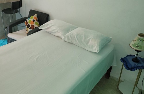 Yallahs Apartment | Cozy 1 bedroom studio with parking off street