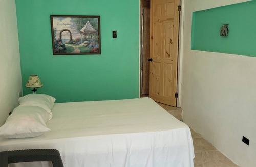Yallahs Apartment | Cozy 1 bedroom studio with parking off street